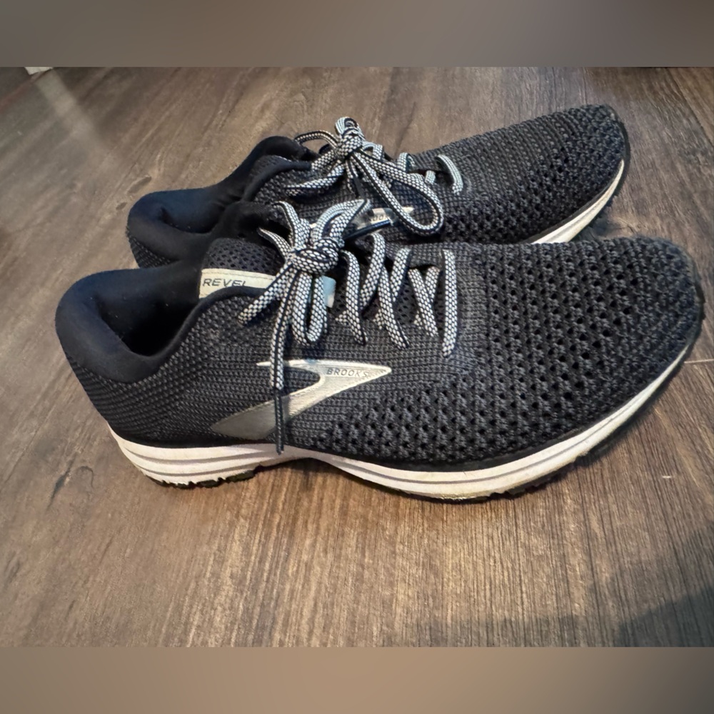 Brooks Black Revel 2